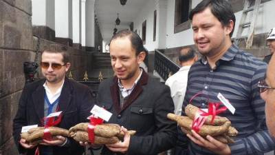 Tres hombres llegaron a Carondelet con tres atados de yuca Tres hombres llegaron a Carondelet con tres atados de yuca