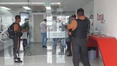 Cuatro personas roban un banco en el norte de Guayaquil Cuatro personas roban un banco en el norte de Guayaquil