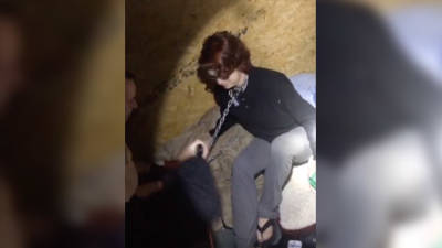 Publican el video del rescate de la mujer encadenada por un asesino en serie Publican el video del rescate de la mujer encadenada por un asesino en serie