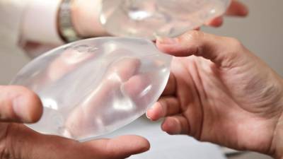 Expertos de la salud encuentran conexión entre prótesis mamarias y una forma rara de cáncer Expertos de la salud encuentran conexión entre prótesis mamarias y una forma rara de cáncer