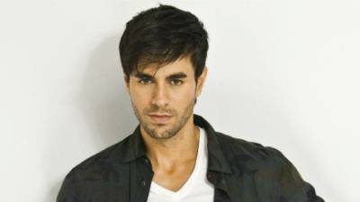 Enrique Iglesias sufre cortes en una mano durante espectáculo Enrique Iglesias sufre cortes en una mano durante espectáculo