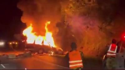 Hombre muere quemado dentro de un auto que robó tras estrellarse de frente con un camión durante su huída Hombre muere quemado dentro de un auto que robó tras estrellarse de frente con un camión durante su huída