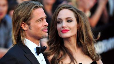 Angelina Jolie acusa a Brad Pitt de "asfixiar" a su hijo en un avión en 2016 Angelina Jolie acusa a Brad Pitt de "asfixiar" a su hijo en un avión en 2016