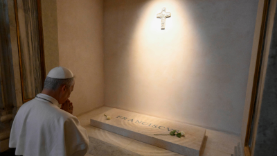 Le&oacute;n XIV visita la tumba de Francisco y promete seguir su legado espiritual