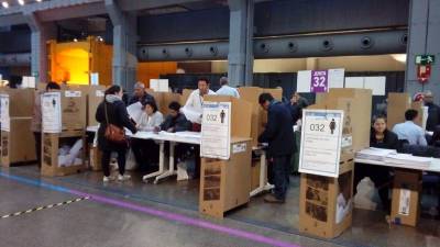 Miles de ecuatorianos votan en Madrid para elegir nuevo presidente Miles de ecuatorianos votan en Madrid para elegir nuevo presidente