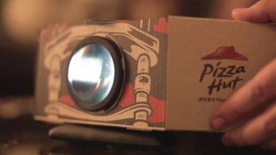 Cajas de pizza que se convierten en proyectores de cine Cajas de pizza que se convierten en proyectores de cine