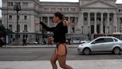 Precandidata a diputada en Argentina baila en lencería para que se escuchen su propuestas Precandidata a diputada en Argentina baila en lencería para que se escuchen su propuestas