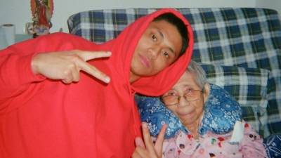 El joven tiktoker aclamado por su vida dedicada al cuidado de su abuela casi centenaria