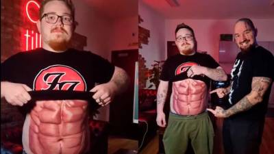 Hombre se tatuó unos abdominales tras no conseguir resultados en el gimnasio Hombre se tatuó unos abdominales tras no conseguir resultados en el gimnasio