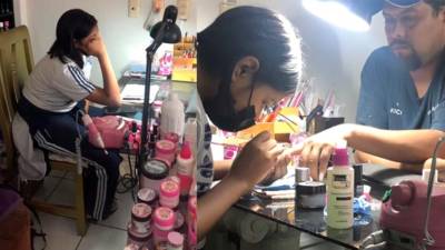 Padre dejó que su hija le pusiera uñas acrílicas luego de que su modelo no llegara Padre dejó que su hija le pusiera uñas acrílicas luego de que su modelo no llegara