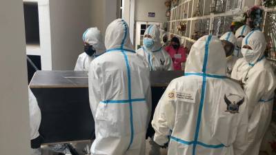 Unos veinte cuerpos sin reclamar fueron sepultados en Quito; un cad&aacute;ver estaba en el frigor&iacute;fico desde el 2020