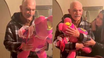 Abuelito rompe en llanto al recibir un peluche confeccionado con la cobija de su esposa fallecida Abuelito rompe en llanto al recibir un peluche confeccionado con la cobija de su esposa fallecida