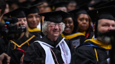 Mujer de 90 años logró obtener su título universitario: 'parece un sueño' Mujer de 90 años logró obtener su título universitario: 'parece un sueño'