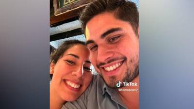 Monja y sacerdote abandonan sus hábitos para comenzar una nueva vida juntos como pareja Monja y sacerdote abandonan sus hábitos para comenzar una nueva vida juntos como pareja