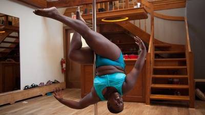 Pesa más de 100 kilos y se destaca en el Pole Dance Pesa más de 100 kilos y se destaca en el Pole Dance