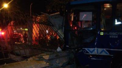 22 heridos tras accidente de un bus de metrovía contra vivienda 22 heridos tras accidente de un bus de metrovía contra vivienda