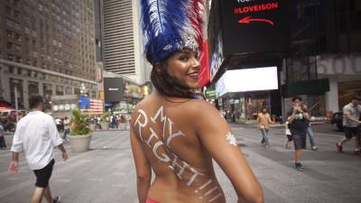 Mujeres en "topless" causan controversia en Times Square Mujeres en "topless" causan controversia en Times Square