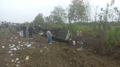 Bus se vuelca en una vía en la provincia del Guayas: tres heridos y dos fallecidos Bus se vuelca en una vía en la provincia del Guayas: tres heridos y dos fallecidos