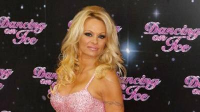 Pamela Anderson luce irreconocible en su último corto Pamela Anderson luce irreconocible en su último corto