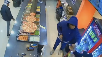 Violento asalto en pizzería del sur de Quito. 