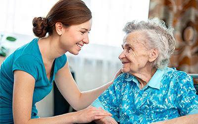Referencial. Canadá lanza ofertas laborales para cuidar a adultos mayores en Canadá.