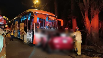 Seis muertos y dos heridos por choque entre un automóvil y un bus en la vía Cuenca-Loja Seis muertos y dos heridos por choque entre un automóvil y un bus en la vía Cuenca-Loja