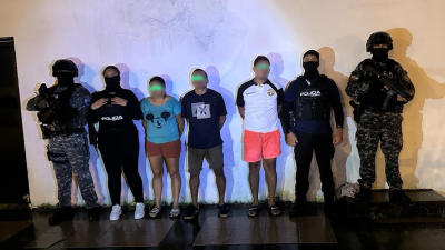 Detienen a tres personas que habrían exigido USD 20.000 a propietarios de locales comerciales en Guayaquil Detienen a tres personas que habrían exigido USD 20.000 a propietarios de locales comerciales en Guayaquil