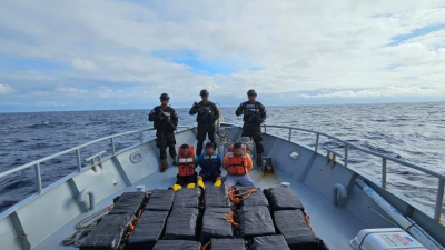 Tres ecuatorianos capturados en El Salvador por transportar una tonelada de coca&iacute;na en una lancha 