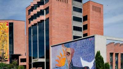 Correa advierte de salida de U. Andina si no acata ley local Correa advierte de salida de U. Andina si no acata ley local