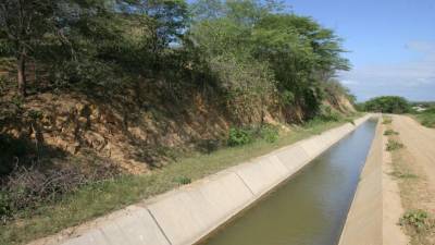 Perú y Ecuador limpian canal fronterizo Perú y Ecuador limpian canal fronterizo