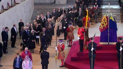 Ciudadanos se formaron por más de 10 horas para despedir a la reina Isabell II. Ciudadanos se formaron por más de 10 horas para despedir a la reina Isabell II.