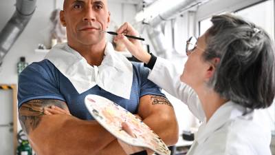 Dwayne &quot;The Rock&quot; Johnson pidi&oacute; a museo franc&eacute;s ajustar el color de su estatua de cera