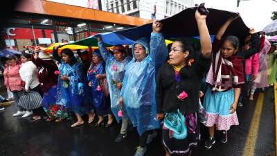 Marchas por el Día de la Mujer en Quito y Cuenca se desarrollan sin presencia policial Marchas por el Día de la Mujer en Quito y Cuenca se desarrollan sin presencia policial