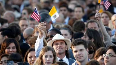 Miles de personas aguardan al papa en Washington
