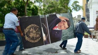 Sacan cuadros de Hugo Chávez del Parlamento Sacan cuadros de Hugo Chávez del Parlamento