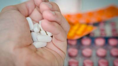 Miles de medicamentos falsificados y caducados fueron decomisados en una farmacia del norte de Guayaquil Miles de medicamentos falsificados y caducados fueron decomisados en una farmacia del norte de Guayaquil