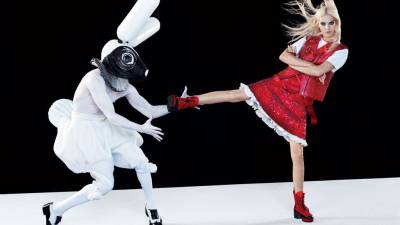 Kendall Jenner se transforma en la Alicia de Lewis Carroll
