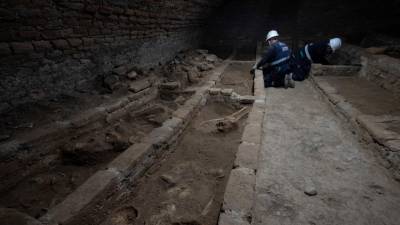 Hallan cripta con 14 entierros humanos en iglesia colonial de Perú Hallan cripta con 14 entierros humanos en iglesia colonial de Perú