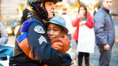 Las historia tras la fotografía del abrazo entre un policía blanco y un joven negro Las historia tras la fotografía del abrazo entre un policía blanco y un joven negro