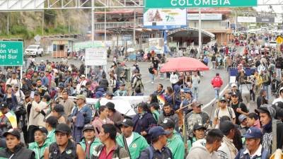 Indígenas de Colombia bloquean paso en la frontera con Ecuador por la destrucción de puentes Indígenas de Colombia bloquean paso en la frontera con Ecuador por la destrucción de puentes