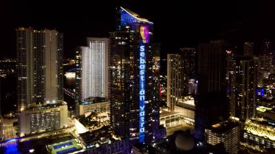 Fotografía cedida por World Satellite Television News donde se muestra el edificio Paramount Miami Worldcenter, de 60 plantas, con su fachada iluminada con una pantalla digital formada por 10.000 paneles de vidrio. Fotografía cedida por World Satellite Television News donde se muestra el edificio Paramount Miami Worldcenter, de 60 plantas, con su fachada iluminada con una pantalla digital formada por 10.000 paneles de vidrio.