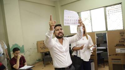 Candidato 'Dalo' Bucaram votó en la Universidad de Guayaquil Candidato 'Dalo' Bucaram votó en la Universidad de Guayaquil