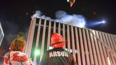 Un gran incendio quema una planta de un edificio comercial en Los Ángeles Un gran incendio quema una planta de un edificio comercial en Los Ángeles