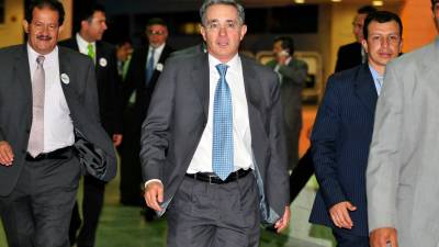 Uribe critic&oacute; la reuni&oacute;n entre Santos y Maduro