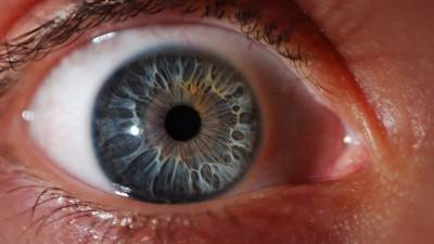Tat&uacute;a ojos de ciegos para levantar su autoestima