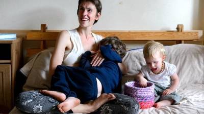 La madre que amamanta a su hijo de cinco a&ntilde;os