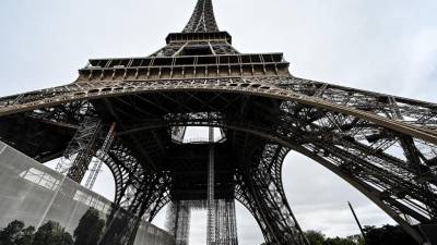 La Torre Eiffel de París vuelve a recibir turistas después de su cierre hace ocho meses La Torre Eiffel de París vuelve a recibir turistas después de su cierre hace ocho meses