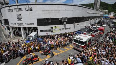 Finaliza multitudinario velatorio de Pelé con ausencia de astros de la selección brasileña Finaliza multitudinario velatorio de Pelé con ausencia de astros de la selección brasileña