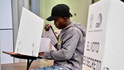 Prohibición de votar con el celular en mano 'no restringe ni limita' ese derecho, concluye Corte Constitucional Prohibición de votar con el celular en mano 'no restringe ni limita' ese derecho, concluye Corte Constitucional