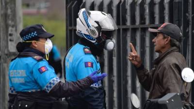 Multas de 100 a 6.000 dólares por infracciones de cuarentena Multas de 100 a 6.000 dólares por infracciones de cuarentena